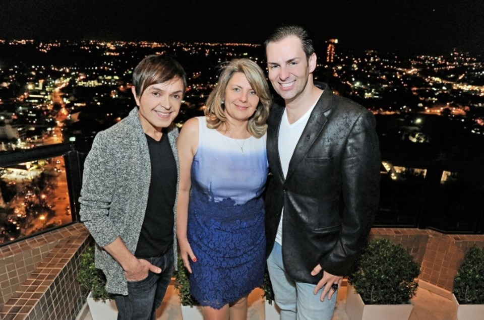 O arquiteto Luiz Maganhoto e o designer Daniel Casagrande com a anfitriã Tânia Campos na varanda do Terrazza 40, primeiro restaurante panorâmico da cidade, inaugurado na última sexta-feira no 40º andar do edifício Champagnat Tower, no Bigorrilho. A dupla assinou o projeto de interiores da casa, que pertence aos mesmos donos do restaurante Amicci | Gerson Lima
