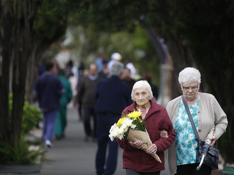 Movimento tranquilo nos cemitérios de Curitiba neste sábado (2), feriado de Finados | Jonathan Campos / Agência de Notícias Gazeta do Povo