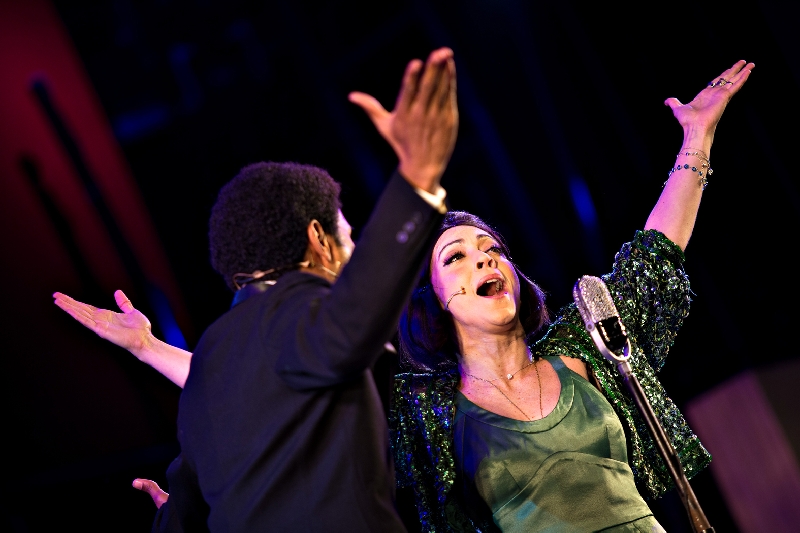 Laila Garin (Elis) e Icaro Silva (Jair Rodrigues) em cena que recria o programa televisivo O Fino da Bossa | Daniel Marenco/Folhapress