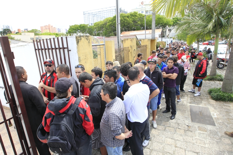 A fila na frente do Espaço Sócio Furacão, na Petit Carneiro, começou às 5h30 e se manteve até o meio da tarde, com o fim dos ingressos | Antonio More/ Gazeta do Povo
