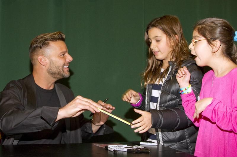 Ricky Martin dá autógrafo a crianças no lançamento de conto infantil de sua autoria. Astro interpretará música da Copa pela segunda vez | Miguel Rajmil / EFE