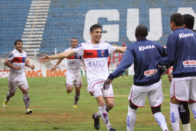 Luisinho aproveitou a chance e balançou a rede três vezes na vitória paranista em Guaratinguetá | Jefferson Martins / Futura Press / Folhapress