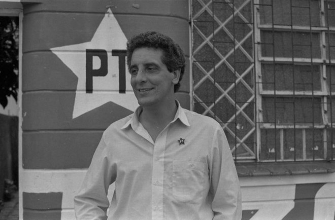Pizzolato em frente de comitê do PT durante a campanha ao governo do Paraná, em 1990 | 