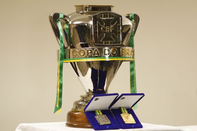 A nova taça e medalhas destinadas aos vencedores da Copa do Brasil | Rafael Ribeiro / CBF