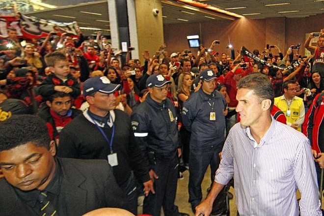 Mancini foi muito ovacionado pela torcida do Atlético na chegada a Curitiba |