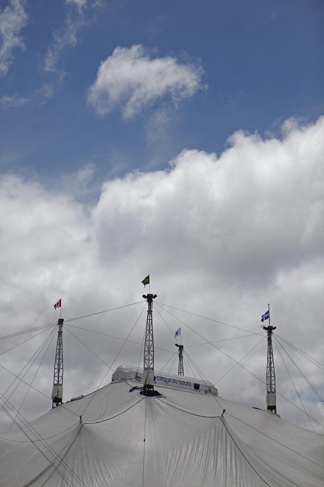 A grande tenda branca fica suspensa a 19 metros de altura, com quatro mastros centrais de 25 metros cada |