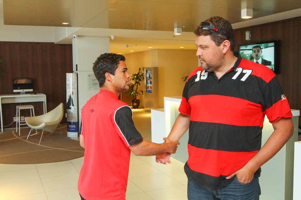 Torcedor Anderson de Paula dá seu incentivo ao meia Felipe na concentração atleticana | Daniel Castellano/Gazeta do Povo