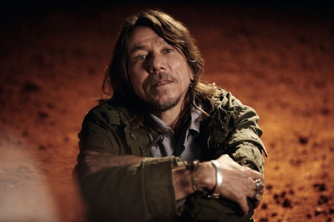 O pernambucano Lenine volta a trazer à cidade o show conceitual do disco Chão (2011) |