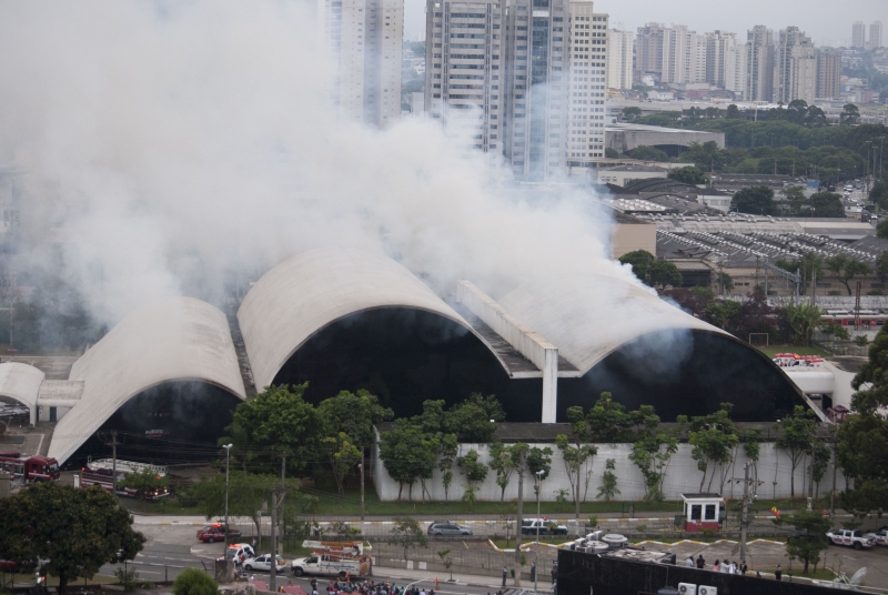 Contra o fogo: Corpo de Bombeiros enviou 39 viaturas e 109 homens ao local | Fábio Vieira/ Folhapress
