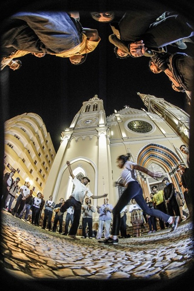 Criada na Alemanha a Associação de Capoeira Angola Dobrada (ACAD) tem núcleo em Curitiba |