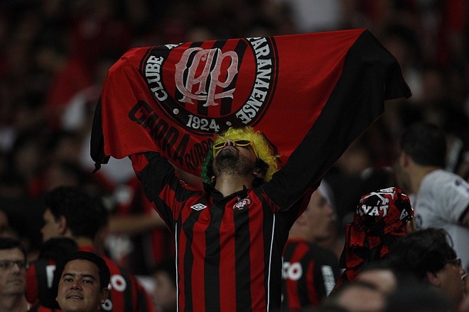 Torcedor atleticano desfralda bandeira no Maracanã | 