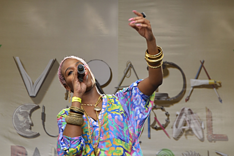 A rapper curitibana reuniu um público variado ao dividir o palco com MCs de diferentes vertentes | Suellen Lima/Gazeta do Povo