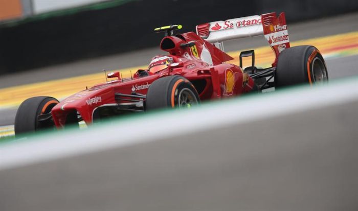 Massa terminou em nono no GP do Brasil após ser punido por passar sobre a linha que delimita a entrada dos boxes durante a corrida | EFE