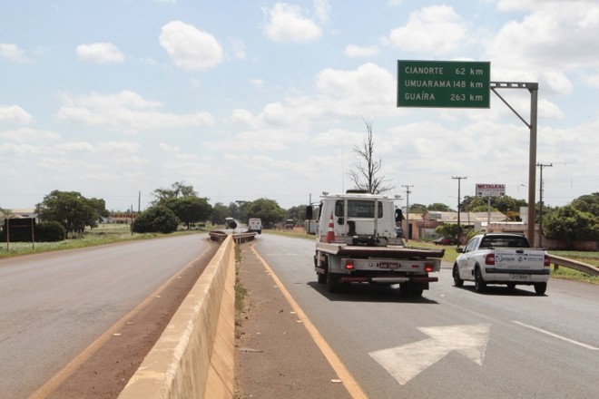 A obra na PR-323 prevê a duplicação de 210 quilômetros e a construção de 19 viadutos e 22 trincheiras: investimento bilionário | Ivan Amorin/ Gazeta do Povo