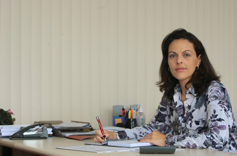 A professora Solange Barbosa explica como fazer as contas para escolher entre as formas de financiamento imobiliário ou quando é melhor poupar e fazer negócio à vista | Aniele Nascimento/ Gazeta do Povo