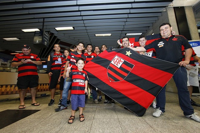 Grupo de torcedores do Flamengo aguardaram a chegada do time até às 17h15 |