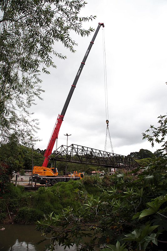 Guindaste de 75 toneladas puxou de uma vez a ponte, de seis toneladas e 22 metros de extensão | Jaelson Lucas/SMCS
