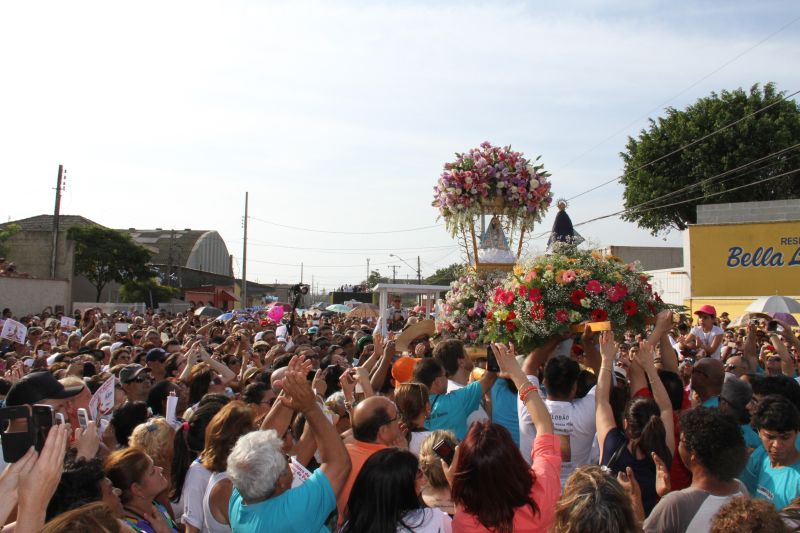 Imagem saiu de santuário em direção à Igreja Matriz | Sandra Terena/Especial para a Gazeta do Povo