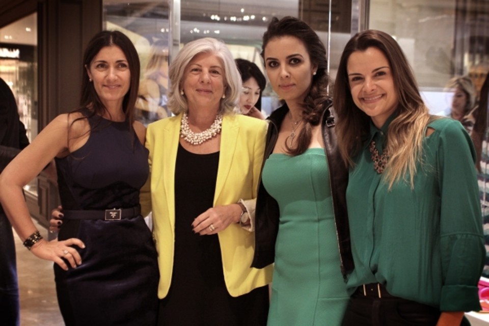 Flavia Sidoli (de vestido verde) recebeu na terça-feira as designers Sarah Chofakian e Tatiana Loureiro (nas pontas), de São Paulo, para a inauguração da multimarcas de sapatos femininos que leva seu nome, no Pátio Batel. Entre as convidadas estava a ex-primeira-dama Maristela Requião | Alexandre Cardinal