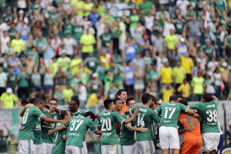 Jogadores do Palmeiras fazem a festa pelo título da Série B após vitória sobre o Boa no Pacaembu | Leandro Martins / Futura Press / Folhapress
