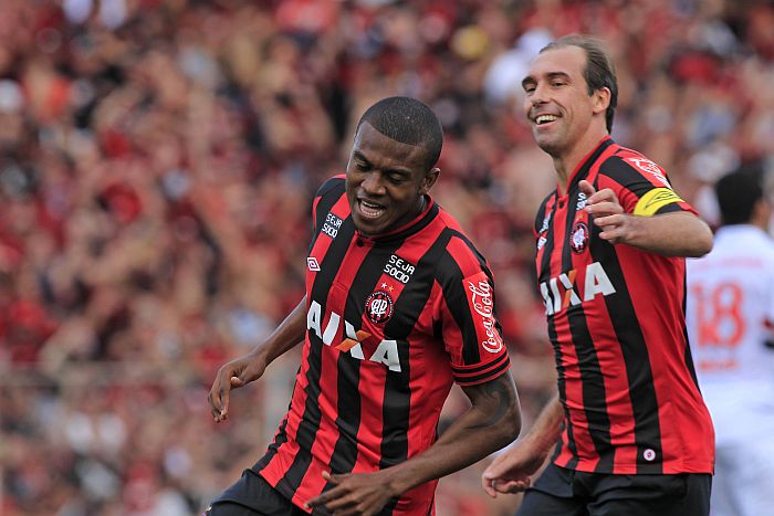 Marcelo comemora com Paulo Baier o primeiro gol do Atlético diante do São Paulo, um golaço | Antonio More / Gazeta do Povo