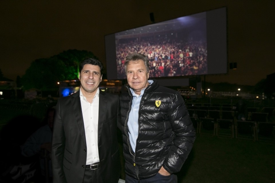 O diretor da Vivo para o Paraná e Santa Catarina, Jackson Rodrigues (à esq), com o empresário e pré-candidato ao governo do estado Joel Malucelli, na sessão de lançamento, para convidados, do Vivo Open Air, no Eco Estádio Janguito Malucelli | Diego Pisante