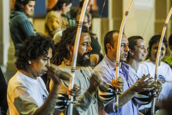 Cantos e toques da capoeira Angola guardam a história da comunidade negra |