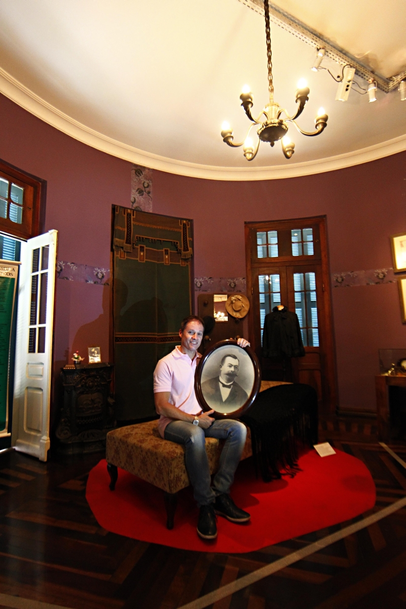 Carlos Hauer e a foto do bisavô Roberto, irmão de José: exposição retrata os 150 anos da presença da família no país | Albari Rosa/ Gazeta do Povo