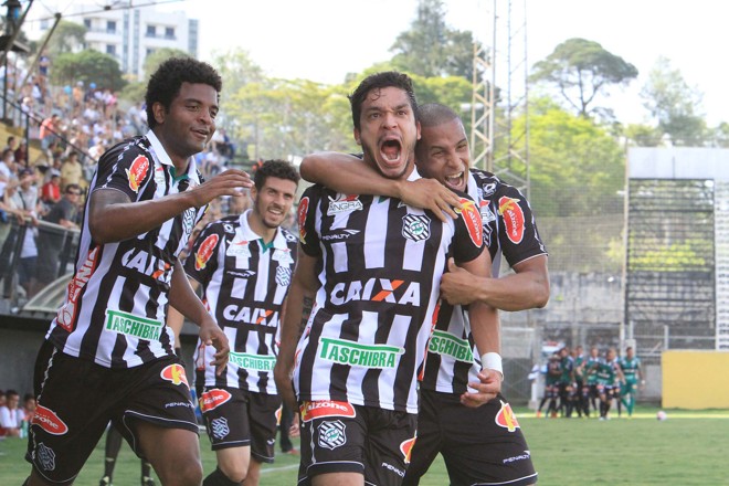 Everton Santos marcou o gol do Fiqueirense que garantiu o retorno à elite do Brasileiro |