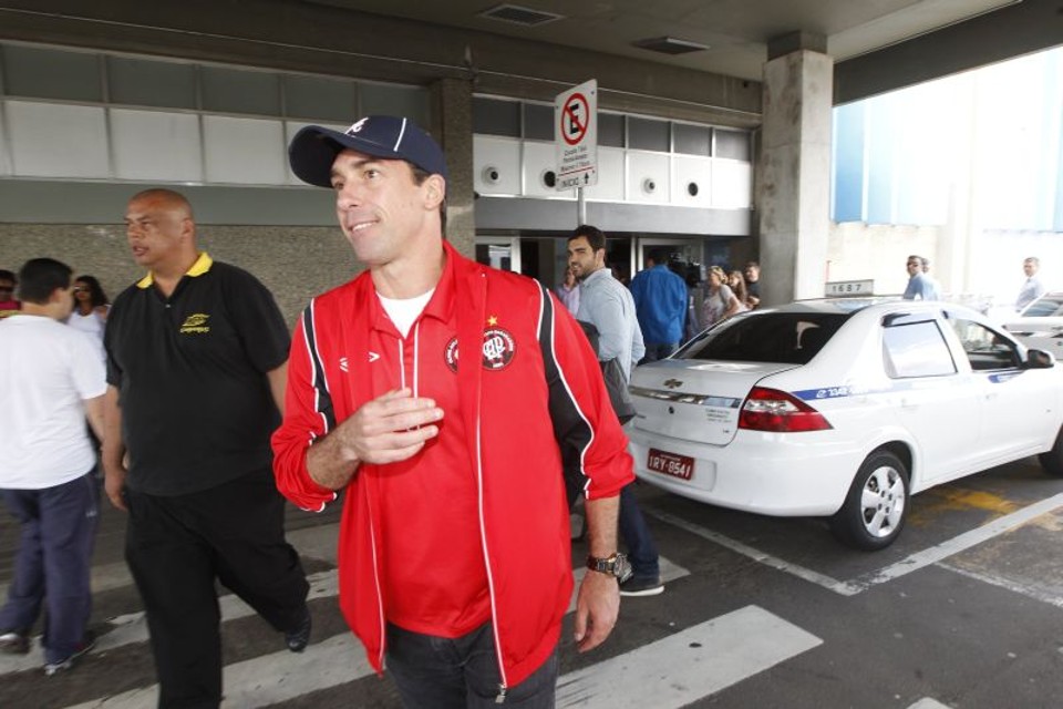 Paulo Baier durante o desembarque em Porto Alegre | Daniel Castellano, enviado especial/Gazeta do Povo