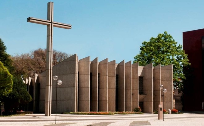 A capela da PUC PR também foi projetada por Coelho |