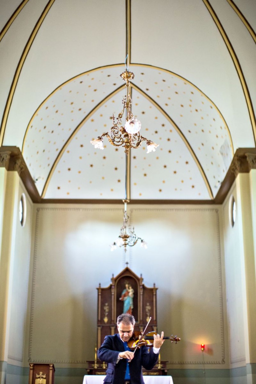 O violinista Paulo Torres: arte para quem mais precisa