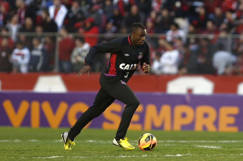 O zagueiro Manoel é um dos cinco titulares que voltam ao Atlético para jogo contra o Botafogo | Marcelo Andrade / Gazeta do Povo
