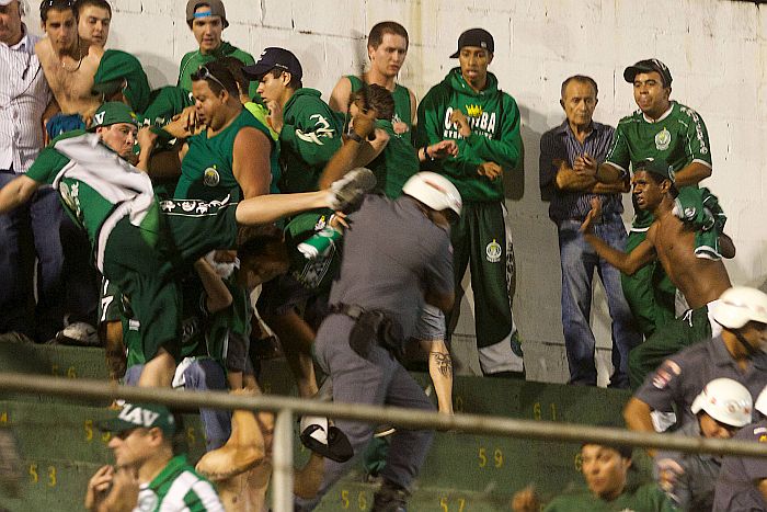 Membro da facção Império Alviverde agride policial militar no jogo entre Coritiba e Portuguesa | Daniel Guimarães/Frame/Folhapress