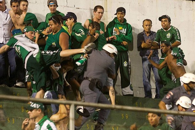 Membro da facção Império Alviverde agride policial militar no jogo entre Coritiba e Portuguesa | 