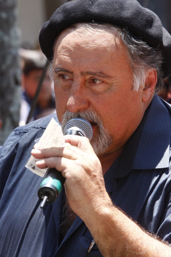 Com suas músicas alegres e dançantes, o cantor gauchesco abriu o último dia de apresentações no palco da praça Carlos Gomes | 