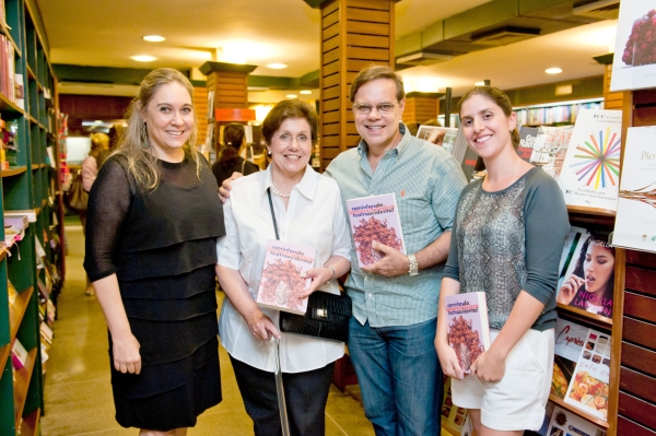 Regina Casillo (de branco) e sua filha Lucia Casillo Malucelli (à dir.) e a professora Liana Leão (à esq.) com o ator Diogo Vilela no lançamento do livro Caminhos do Teatro Ocidental, de Barbara Heliodora, realizado segunda-feira na Livraria Argumento, no Rio de Janeiro. As três foram as coordenadoras da obra, que será lançada no Solar do Rosário dia 24 deste mês | Felipe Lannes