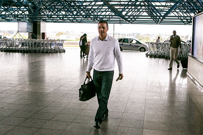 Péricles Chamusca no embarque do Coritiba para São Paulo: treinador quer empenho do time diante da Lusa | Bruno Covello / Gazeta do Povo