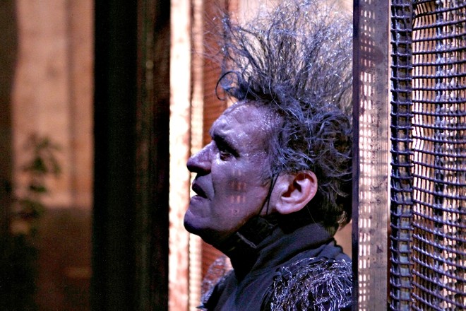 Ausência é a primeira experiência do curitibano Luís Melo com o teatro gestual e performático, especialidade da Cia. Dos à Deux |