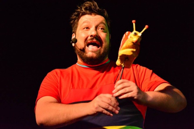 O amigo Caracol conta histórias ao pé do ouvido das crianças |