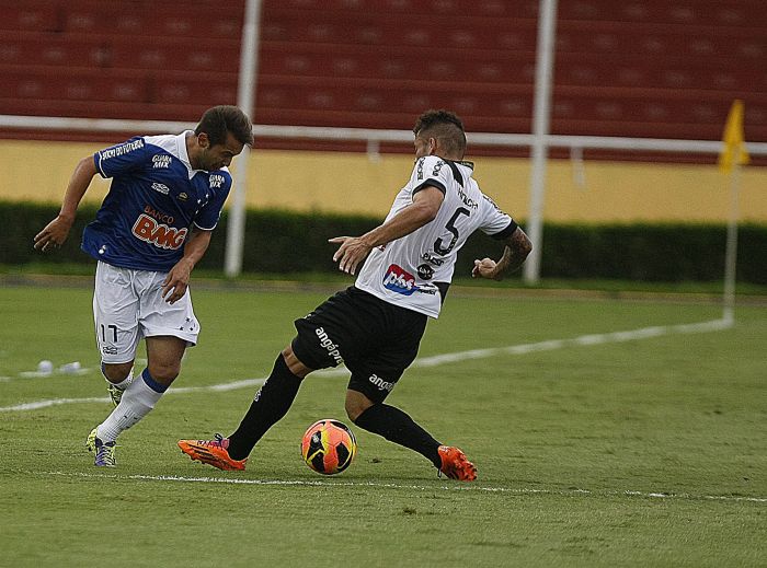 Éverton Ribeiro dá "caneta" no volante Baraka, da Ponte Preta: ex-jogador do Coritiba foi um dos três titulares que começaram jogando em Uberlândia. | João Godinho/O Tempo - Folhapress