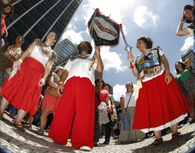 O grupo curitibano já virou tradição em seus 15 anos de batucada na cidade |