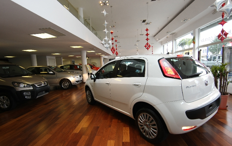 Concessionária de carros em Curitiba: contratação de financiamentos caiu 8,1% em setembro. No ano, a queda foi de 4,4% | Aniele Nascimento/ Gazeta do Povo