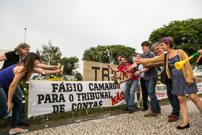 Manifestantes comemoram no TC- Dez pessoas comemoraram ontem, em frente ao Tribunal de Contas do Paraná (TC), o afastamento de Fabio Camargo. Batizado de