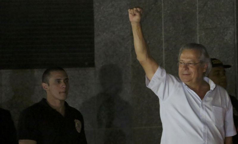 O ex-ministro José Dirceu, condenado pelo mensalão, se apresenta à Polícia Federal | REUTERS/Nacho Doce