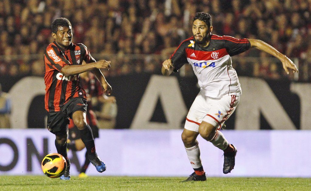 Maranhão disputa jogada com o zagueiro flamenguista Wallace na primeira partida decisiva da Copa do Brasil | Daniel Castellano / Gazeta do Povo
