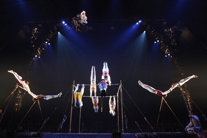 Ao mesmo tempo, diversos ginastas giravam e faziam piruetas em barras, criando um excelente efeito visual | 