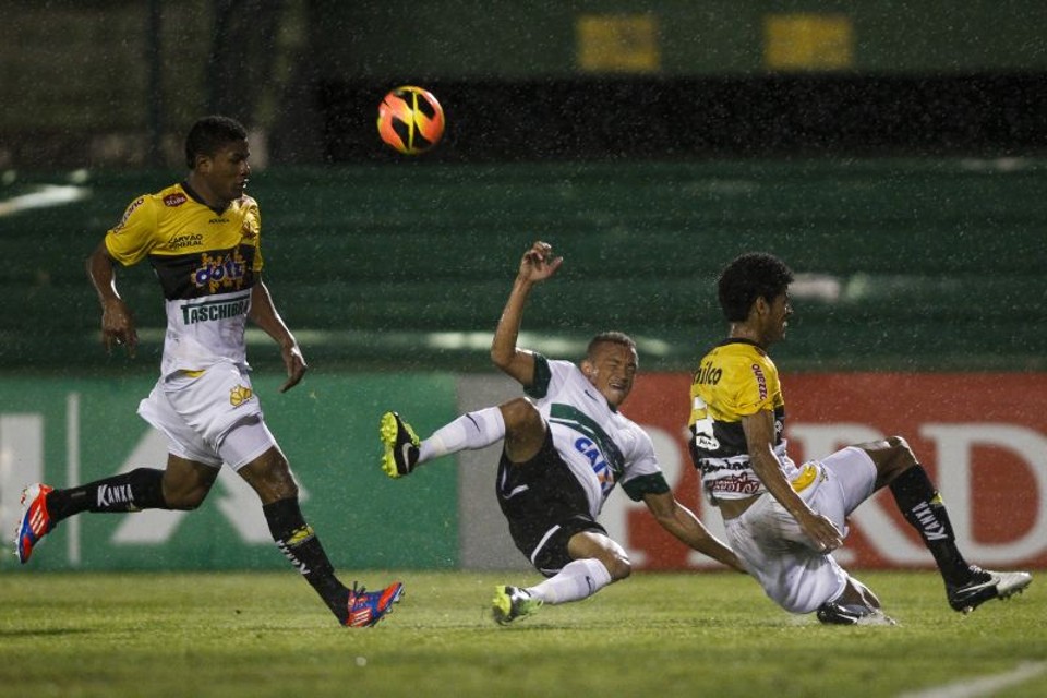 Carlinhos tenta jogada contra dois marcadores na derrota alviverde para o Criciúma | Hugo Harada / Gazeta do Povo