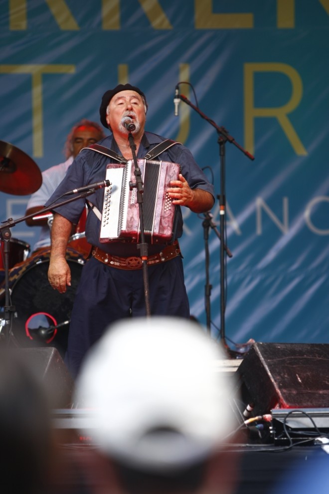 Com suas músicas alegres e dançantes, o cantor gauchesco abriu o último dia de apresentações no palco da praça Carlos Gomes | 