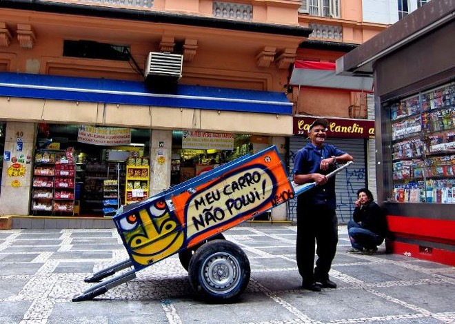 O catador Valdemar com carroça repaginada |